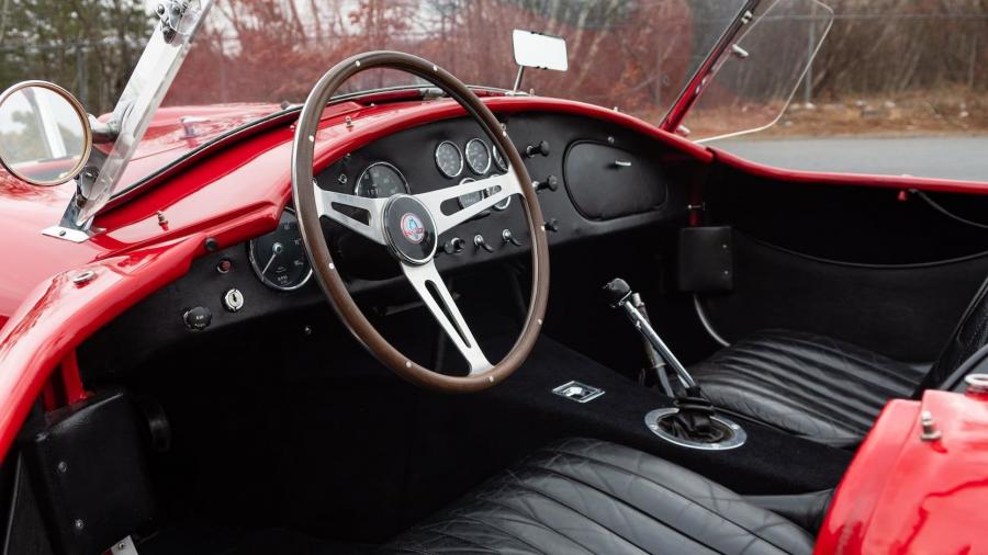 Интерьер Shelby Cobra 427 1966 года  (фото 5 из 27)